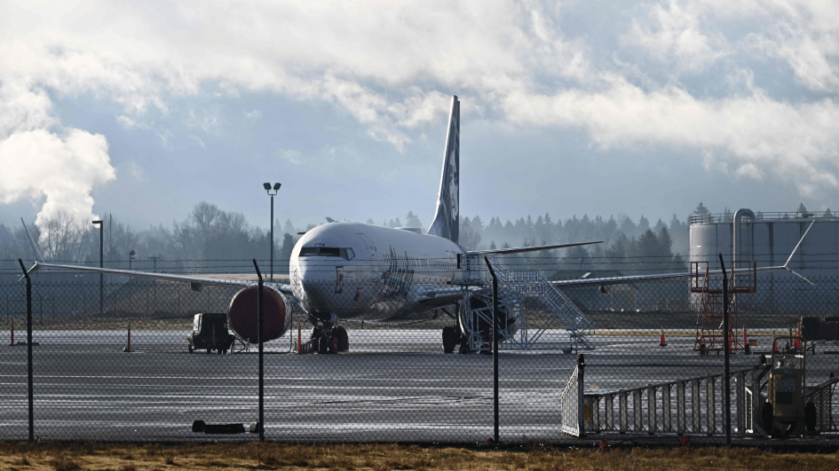 Alaska Airlines finds many loose bolts on its Boeings