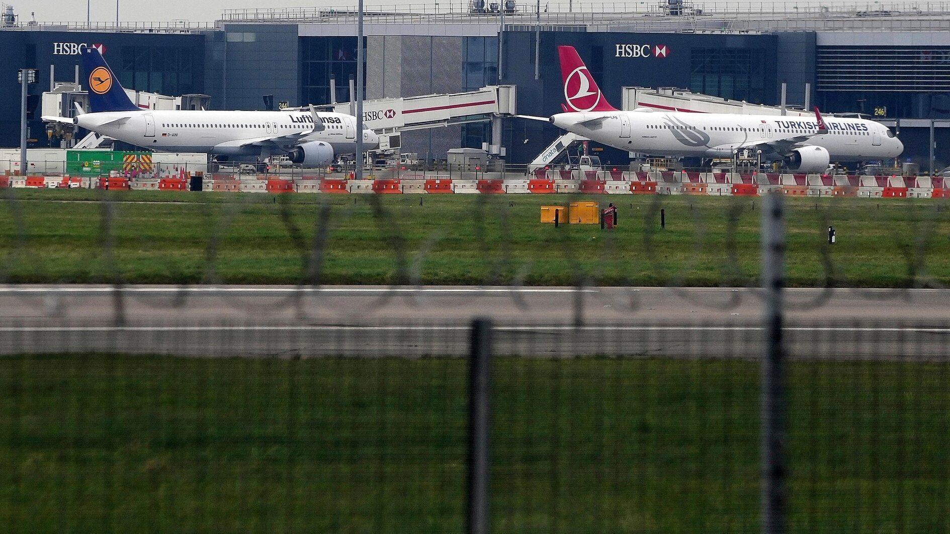 Heathrow flights resume after power outage