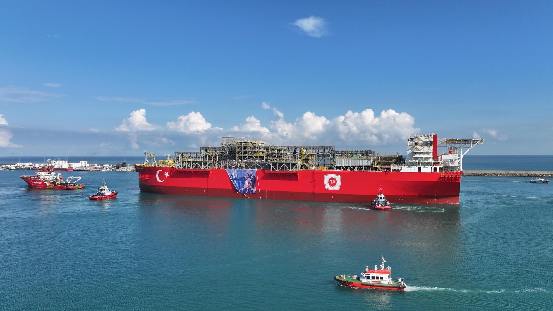 Türkiye’s first floating gas platform reaches Black Sea port
