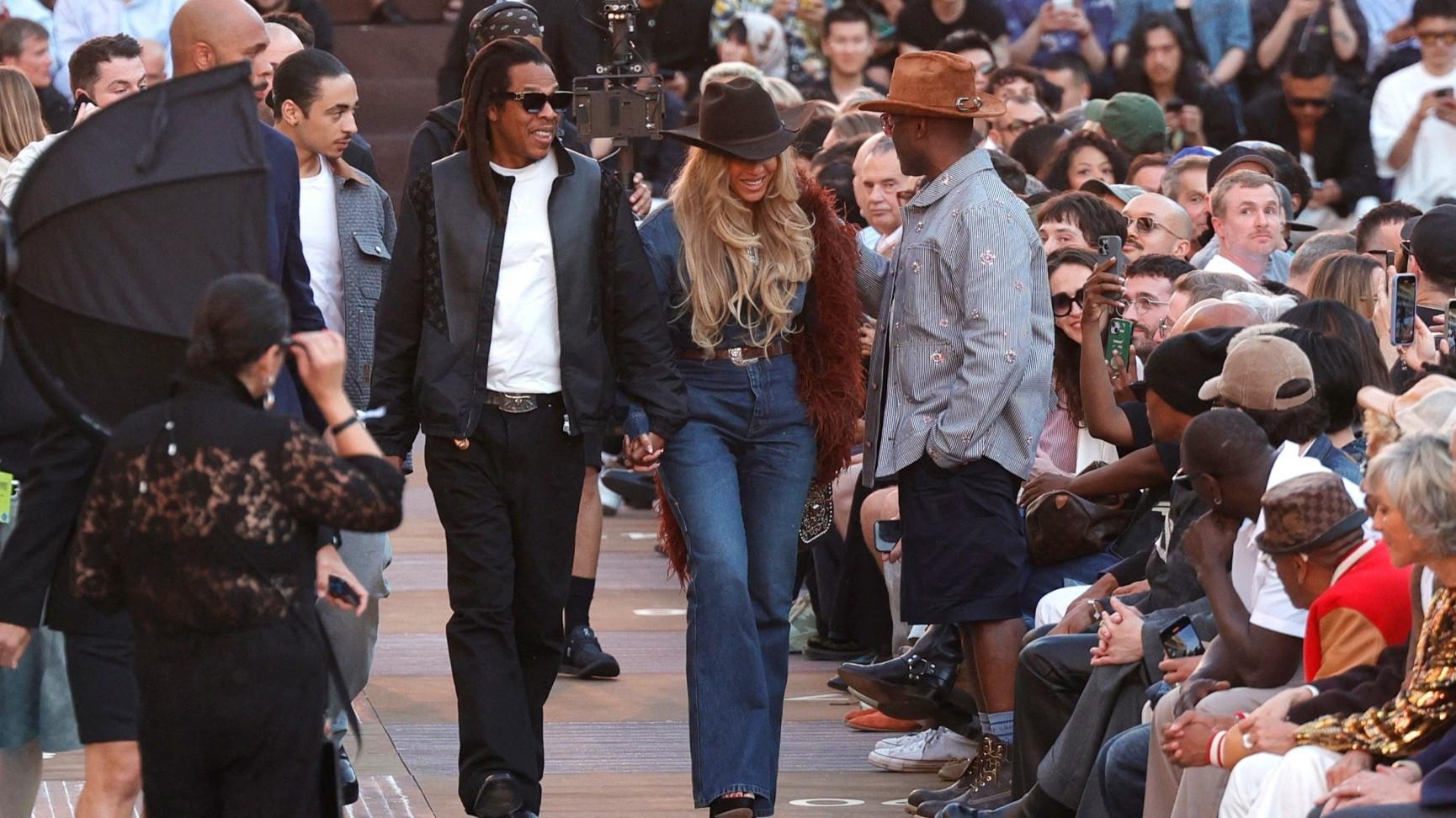 Beyoncé, Jay-Z steal show at Paris Fashion Week