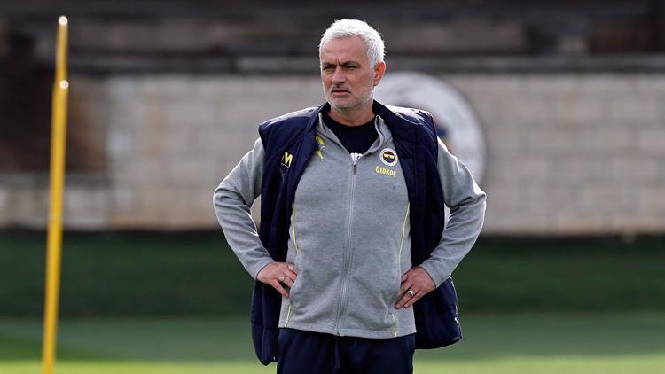 Fenerbahçede kamp kadrosu belli oldu 3 eksik...