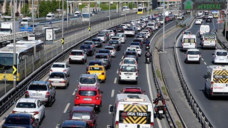 İstanbulda yağış trafiği felç etti Yoğunluğu yüzde 74e çıktı