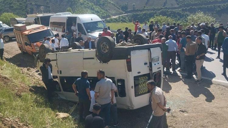 Hakkaride servis minibüsü kazası: 13 öğrenci yaralandı
