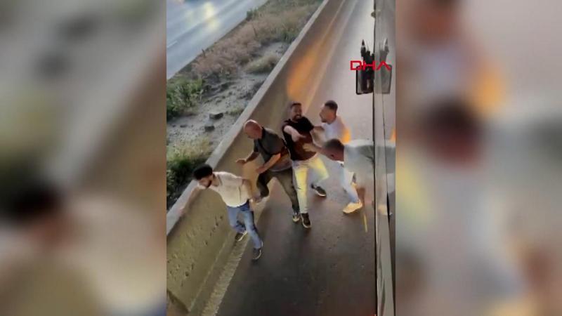 Esenler'de yol verme kavgasında İETT otobüsünü taşladılar!