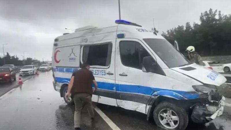 Tuzla D-100’de hasta nakil ambulansı kaza yaptı: 3 yaralı