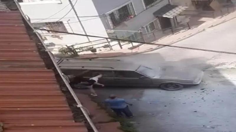 Aracının alev almasına kızıp, camlarını ve aynalarını kırdı