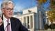 FED faiz kararı son dakika açıklaması ile belli oldu. 2025 Mart FED faiz kararı için beklenen gün geldi. Küresel piyasalarda merakla beklenen ABD Merkez Bankası Fed'in faiz kararı açıklandı. ABD Merkez Bankası (Fed) faiz oranları konusundaki bekle-gör tutumunu sürdürürken, enflasyon tahminlerini yukarı çekti ve bu yılki büyüme görünümünü aşağı yönlü revize etti. Faiz kararı oybirliği ile alınırken, Fed Başkan Yardımcısı Christopher J. Waller, menkul kıymet varlıklarındaki mevcut düşüş hızının de